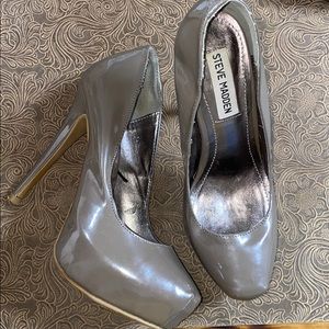 Steve Madden iridescent dark silver pumps